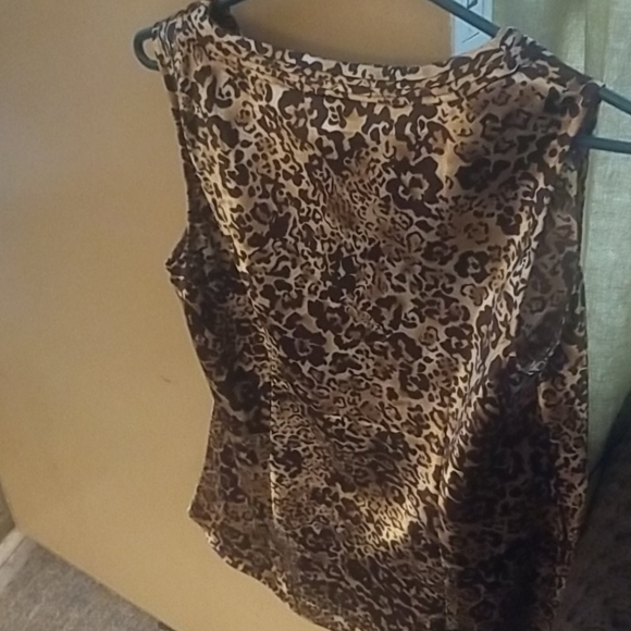 Beautiful top - Picture 2 of 2